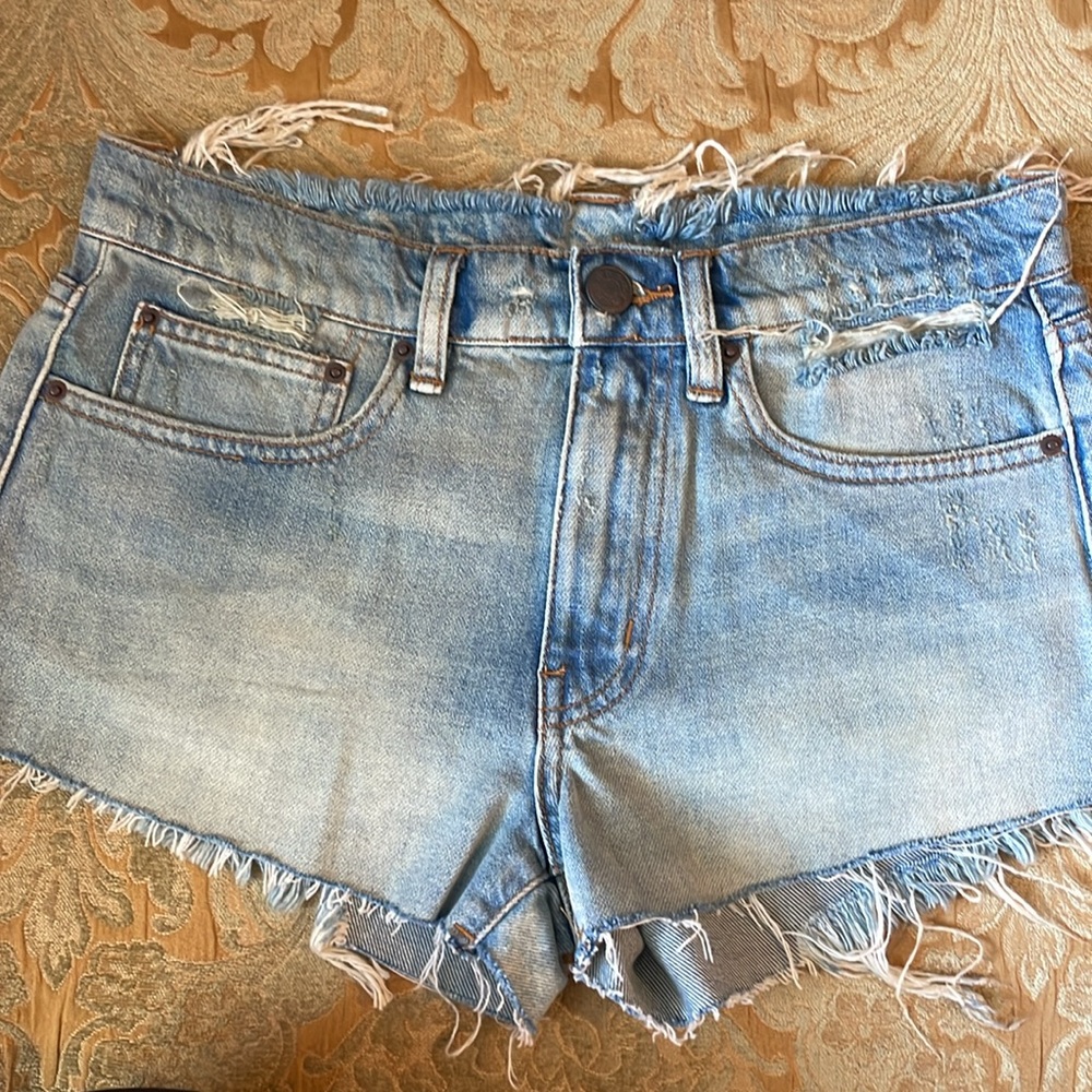 Retro BDG Lola Denim Micro Short, embroidered detail on the back. 25” like new!
